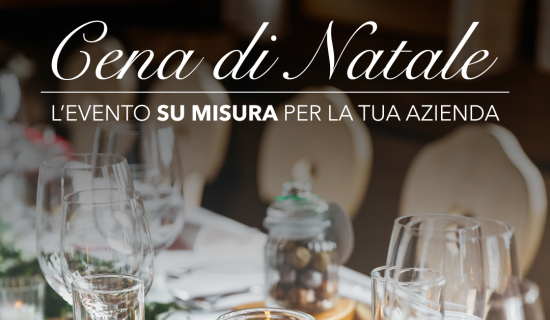 Cena aziendale natalizia con decorazioni eleganti e candele.