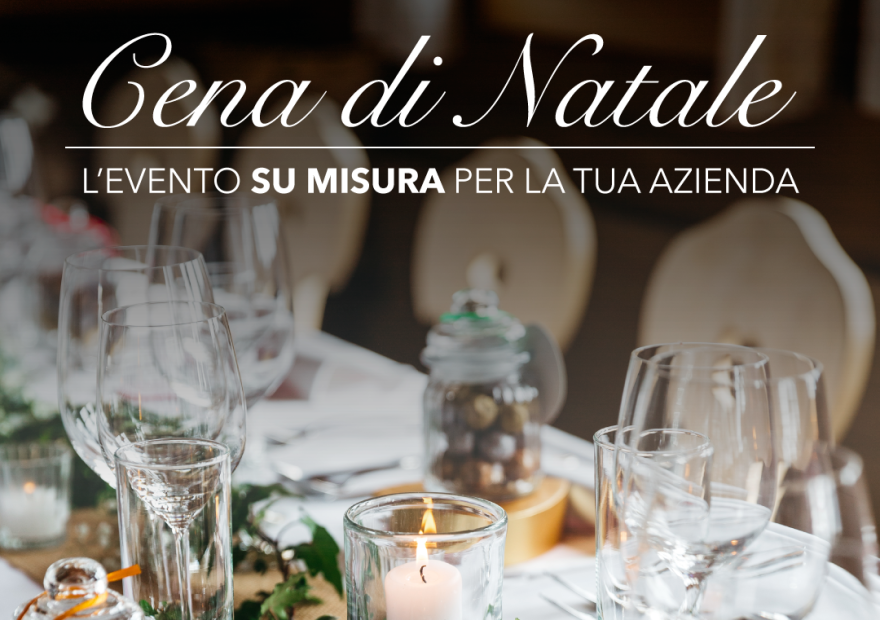 Cena aziendale natalizia con decorazioni eleganti e candele.